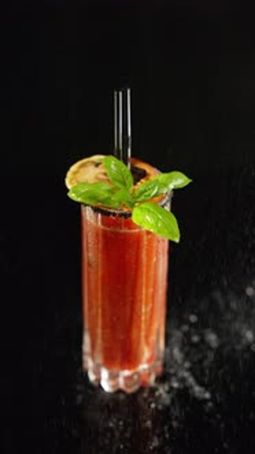 Cóctel rojo con pimienta negra y menta