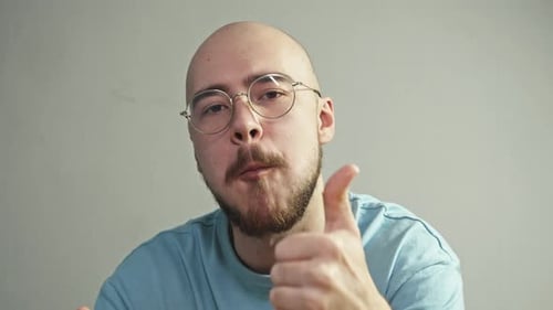 O consumidor fica tão encantado com o sabor da comida que lambe os dedos e dá uma