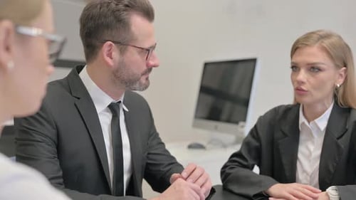 Nahaufnahme einer Geschäftsfrau im Gespräch mit Geschäftspartnern