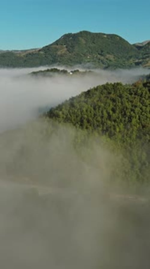 Nebelige Berglandschaft in der Luft