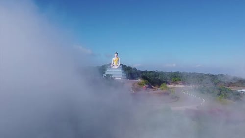 Ce voyage aérien à couper le souffle révèle une imposante statue religieuse enveloppée de nuages, située sur