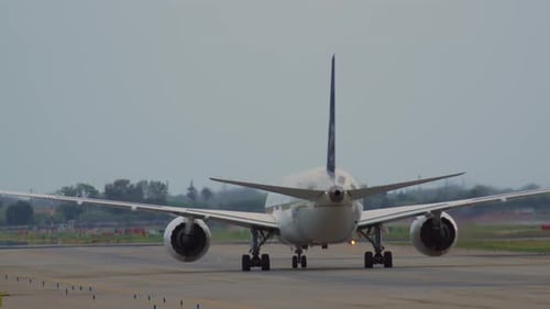 Flugzeugrollen auf der Landebahn