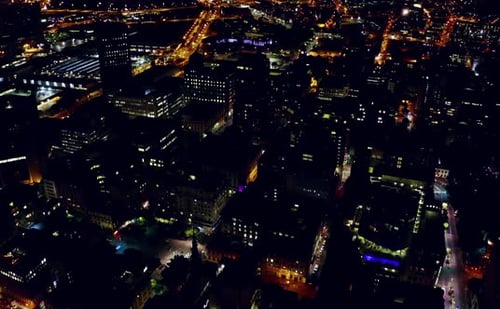 Vídeo em 4K de uma cidade à noite