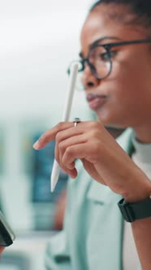 Programmieren, Hände und Frau mit Tablet, Büro und Coder mit Stift zum Debuggen und Website