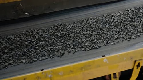 Der
Feeder versorgt das Aggregat über ein Förderband aus dem Kühlbehälter zum Trockner. Aufbereitungsanlagen für