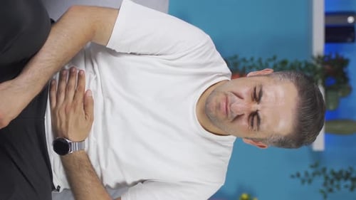 Vertikales Video von Mann mit Übelkeit.