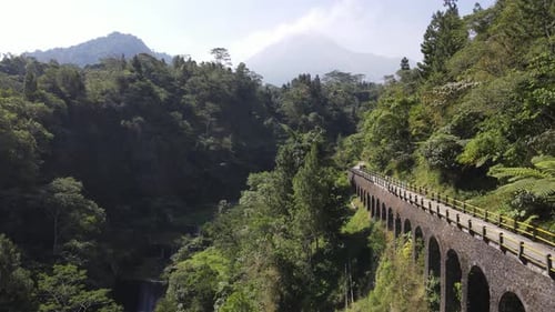 Drohnenaufnahme einer Brücke mitten im Wald in Plunyon, Yogyakarta, Indonesien