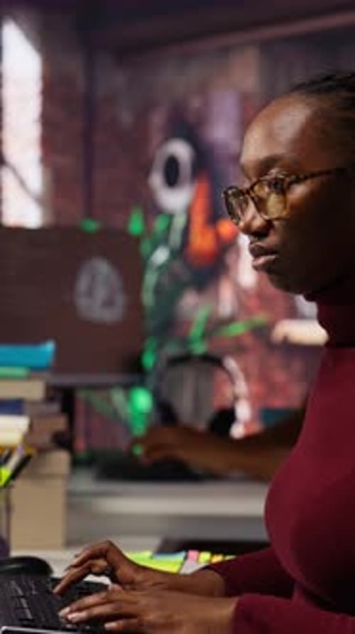 Trabajador de una startup de vídeo vertical que utiliza un chatbot de IA LLM para obtener Ayuda con las tareas de codificación