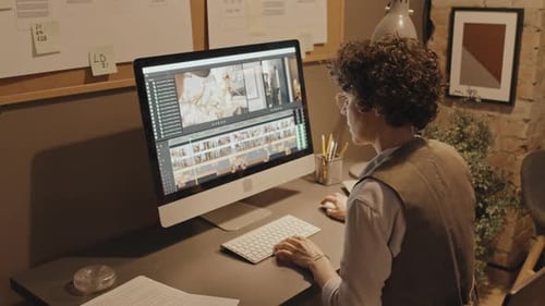 Weibliche Redakteurin, die mit Filmmaterial arbeitet