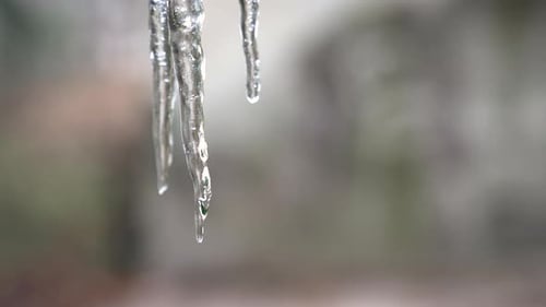 El hielo estático derrite gotas de agua que caen hacia abajo, con espacio de copia.