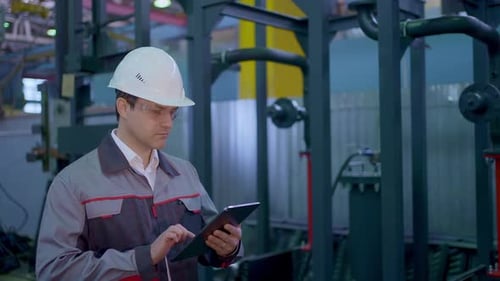 Ingenieur, Mann, Arbeiter, Tablet, Schwerindustrie, Anlagenbau, Fabrik, Herstellung von Öl- und Gasleitungen