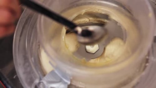 Concepto de cocina y tecnología: aparato mezclador de masa para trabajar