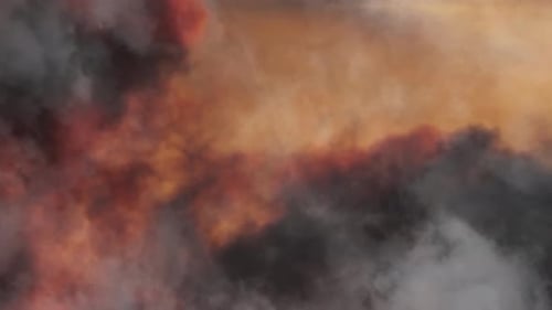 Wolkenoberfläche bei Sonnenuntergang oder Sonnenaufgang in dicken und bewegten Cumulonimbuswolken
