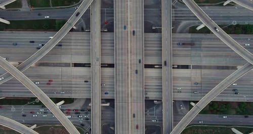 Vista aérea Cinemática de los complejos cruces de autopistas urbanas de varios niveles