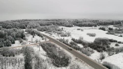 Vista aérea de uma rodovia de duas pistas no campo com carros passando. Cruzamento de estrada de asfalto
com