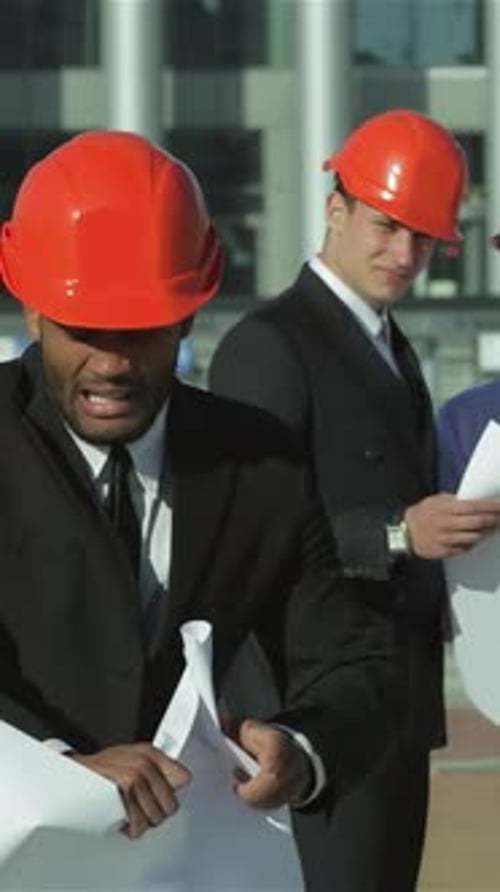 Arquitectos especializados en Vibrant Helmets analizan los planes de construcción