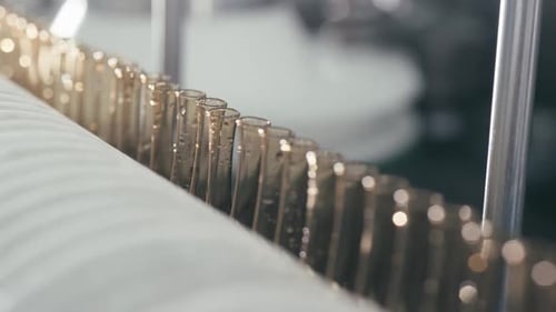 Bouteilles contenant des liquides chimiques en rotation sur un convoyeur dans une usine moderne