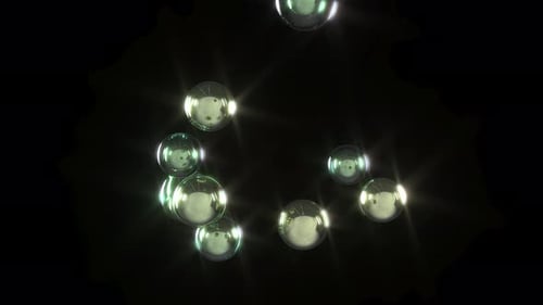 Metabolas abstractas con forma líquida de vidrio dorado sobre bolsa negra