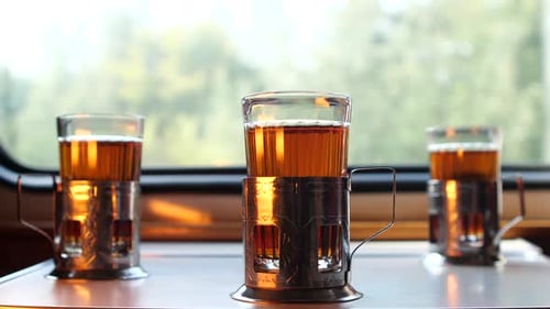 Thé dans des verres et des porte-gobelets dans un wagon à compartiments