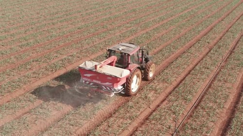 Pestizidsprüher Traktor arbeitet auf einem großen Feld, Luftaufnahme