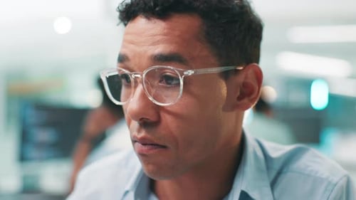 Programador, cara a cara sobre la tecnología para la investigación, los proyectos y la actualización de la ciberseguridad en la oficina