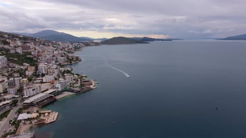 Vue aérienne du paysage urbain côtier au bord de la Méditerranée, Albanie.