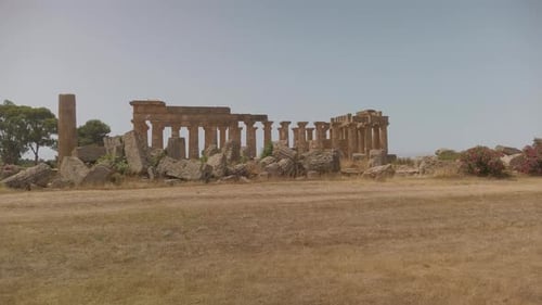 Une photo en POV du temple de Sélinonte, en Sicile. La photo est prise du point de vue d'un touriste.