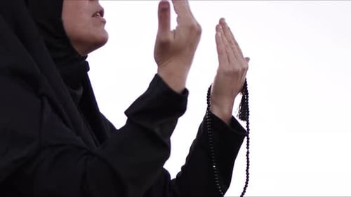 Blinde muslimische junge Frau im schwarzen Gebetskleid betet zu Allah 3