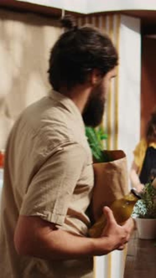 Cliente de Vídeo Vertical en Zero Waste Shop al finalizar la compra