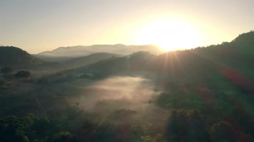 Drohnenvideo, das über dem Nebel und den Wolken bis zur Nebelspitze fliegt, wunderschöne Landschaft, Meeresnebel.