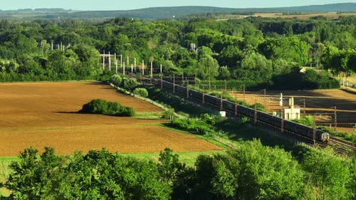 Eisenbahn auf dem Land und vorbeifahrende Züge Luftaufnahme Schöne grüne Landschaft in Frankreich Natur