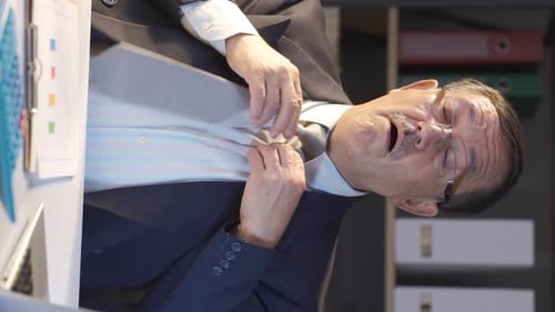 Vertikales Video eines Geschäftsmannes mit Atemnot, Asthma.