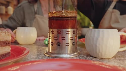 Happy-Night-Veranstaltung zum Teilen von Essen mit Freunden, geschmückt mit Blumen und Snacks, um den Morgen zu feiern