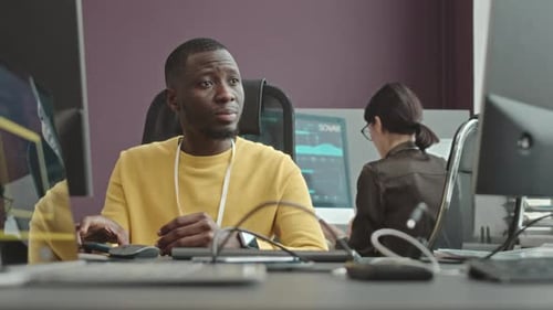 Softwareingenieur, der im Büro am PC arbeitet