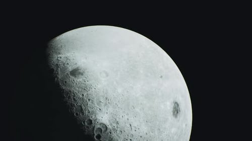 Blick auf den Mond, der seine Krater und Oberflächendetails bei Nacht hervorhebt