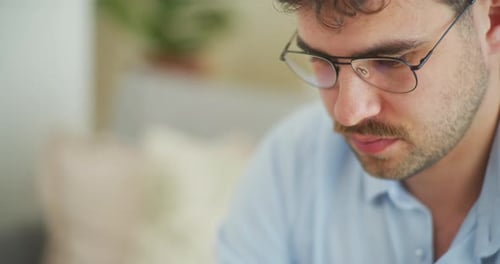 Konzentriertes Porträt eines Geschäftsmannes, der am Computer arbeitet