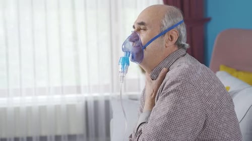 Vieil homme sous respirateur.