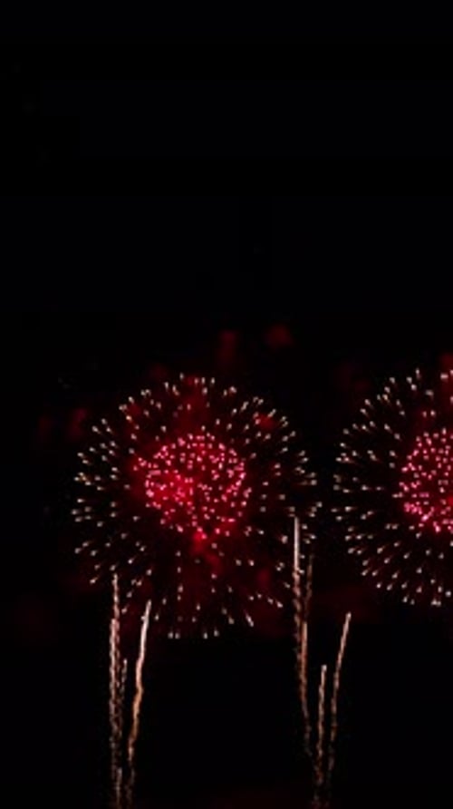 Fantastisches echtes riesiges Feuerwerk auf tiefschwarzem Hintergrund Himmel auf Feuerwerksfest Buntes Feuerwerk auf