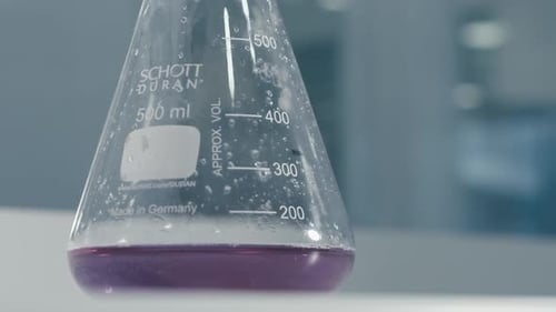 Flaschen mit chemischen Flüssigkeiten in der modernen Forschung