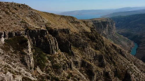 Canyon de Sulak au Daghestan avec des rivières de montagne aux eaux turquoises