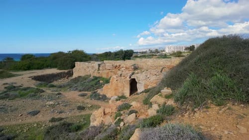Les ruines des tombeaux des rois de Paphos, avec d'anciens murs de pierre et une entrée voûtée. Les s