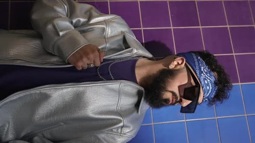 Selbstbewusster bärtiger Hip-Hop-Tänzer in urbaner Umgebung