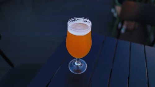 Genießen Sie ein erfrischendes Craft Beer, serviert in einem eleganten Glas auf einem stilvollen Tisch, der zum Verweilen einlädt