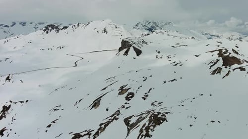 Hochgebirgsstraße in den österreichischen Alpen