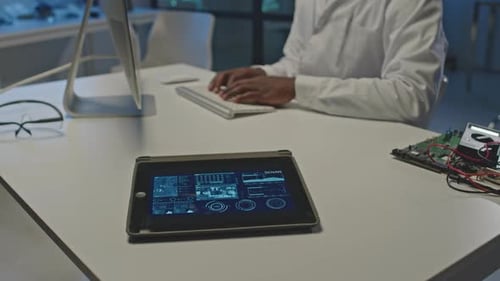 Mikrochip-Schema auf digitalem Tablet-Display im Elektroniklabor