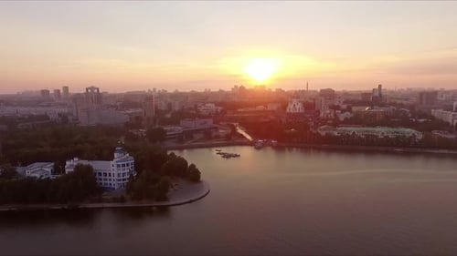 Luftaufnahme von Sunrise in einer Großstadt am Fluss. 03