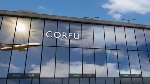 Un avion atterrissant à l'aéroport de Corfou, en Grèce, reflété dans le terminal
