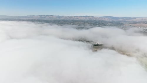 Panorama bleu majestueux avec une chaîne de montagnes en arrière-plan, vue du haut