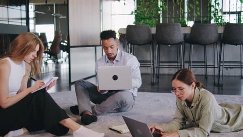 Les séances de remue-méninges collaboratives dans les lieux de travail modernes sont essentielles car elles améliorent la créativité et