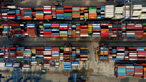 Hafen mit Fracht